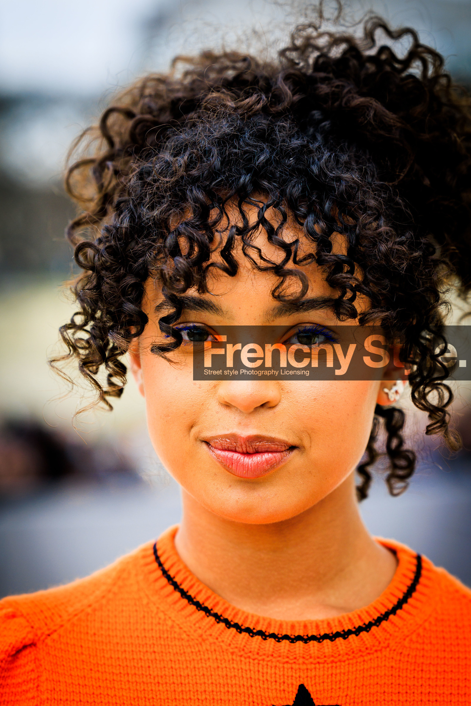 dior, knitted top, logo tshirt, knitwear, orange tshirt, dior tshirt, afro hair, close up, orange make up, eyeshadow, paola locatelli, fashion week, frenchystyle, FW, jonathan paciullo, street style, AUTUMN WINTER 2022-2023, FALL WINTER 2022_2023, FW 22-23, PFW, PARIS, vertical, detail