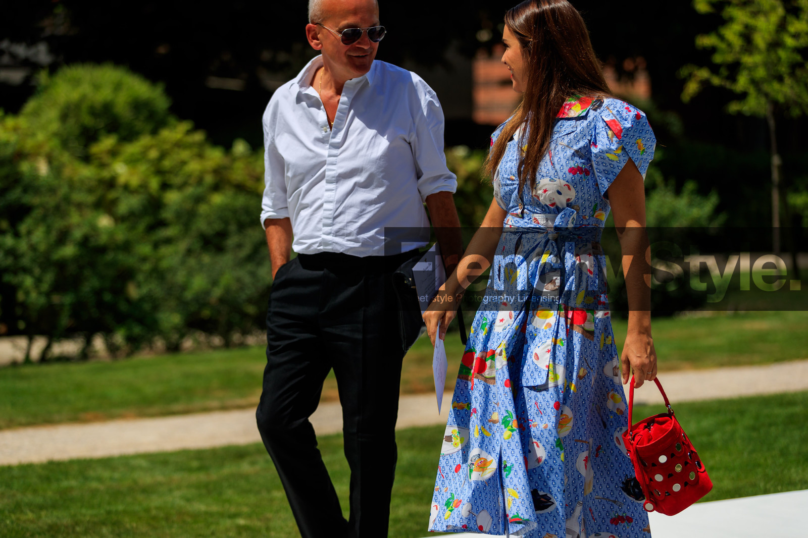 blue dress, graphic bag, graphic dress, leather bag, printed bag, printed dress, red bag, fashion week, frenchystyle, FW, jonathan paciullo, street style, PFW, PARIS, horizontal, atmosphere details, detail, AUTUMN WINTER 2018-2019, FALL WINTER 2018-2019, FW 18-19, laure heriard dubreuil