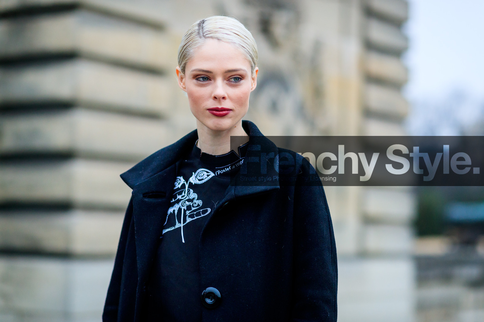 black coat, black t shirt, pulled back hair, red lips, wet hair, fashion week, frenchystyle, FW, jonathan paciullo, street style, PFW, PARIS, SPRING SUMMER 2017, SS 17, HAUTE COUTURE, atmosphere details, detail, horizontal, portrait, coco rocha, model