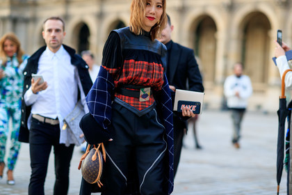 louis vuitton bag, louis vuitton total look, louis vuitton blouse, louis vuitton pants, brown leather bag, box bag, hand bag, round shape bag, monogrammed bag, black leather top, black top, black blouse, pleated blouse, red top, red blouse, checked blouse, checked top, plaid top, plaid blouse, black pants, zipped pants, belted blouse, belted top, black leather belt, PARIS, PFW, SPRING SUMMER 2020, SS 20, fashion week, frenchystyle, FW, jonathan paciullo, street style, horizontal, atmosphere details, detail