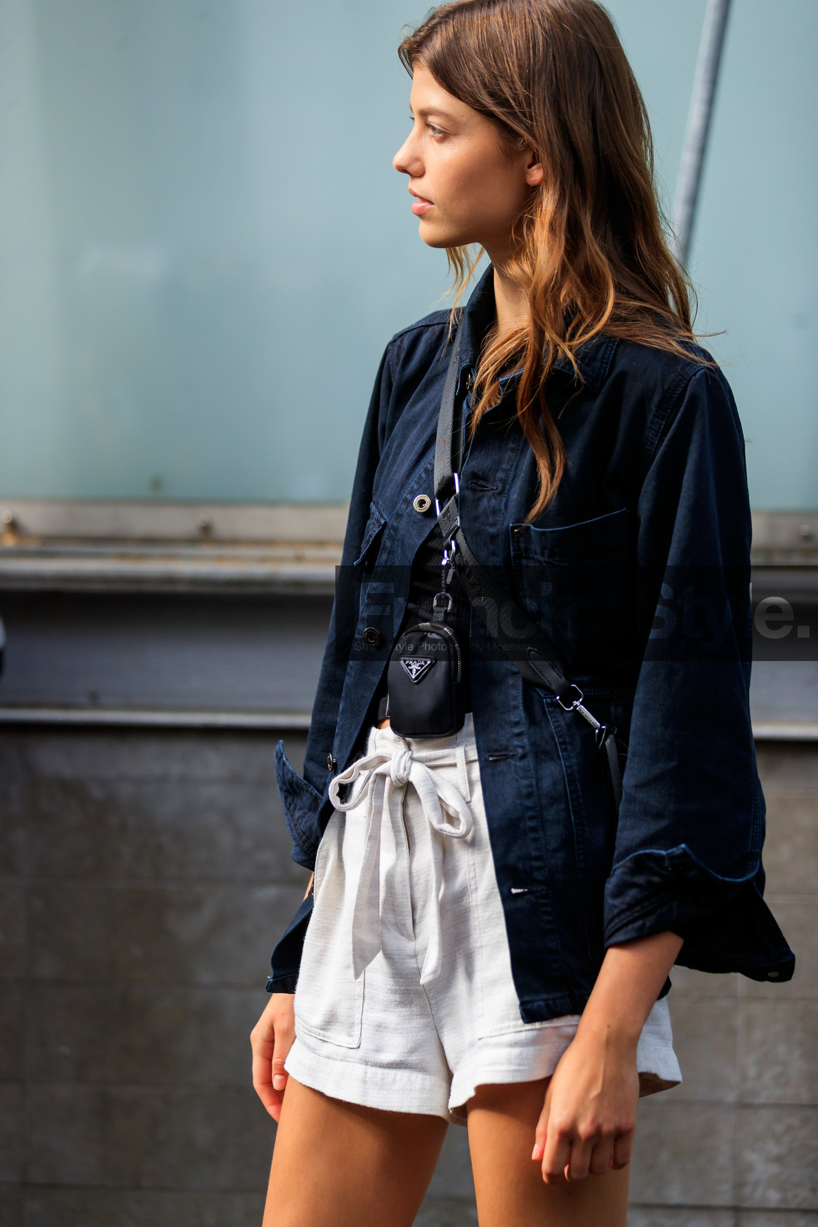 denim, denim jacket, blue jacket, navy blue jacket, denim shirt, white shorts, high waist shorts, belted shorts, prada bag, crossbody bag, mini bag, fashion week, frenchystyle, FW, jonathan paciullo, street style, PFW, PARIS, AUTUMN WINTER 2021-2022, FALL WINTER 2021-2022, FW 21-22, vertical, atmosphere details, detail, model