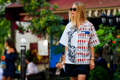 black bag, black shorts, graphic shirt, leather bag, mini bag, prada, printed shirt, sunglasses, white shirt, fashion week, frenchystyle, FW, jonathan paciullo, street style, PFW, PARIS, atmosphere details, horizontal, detail, AUTUMN WINTER 2018-2019, FALL WINTER 2018-2019, FW 18-19, pernille teisbaek