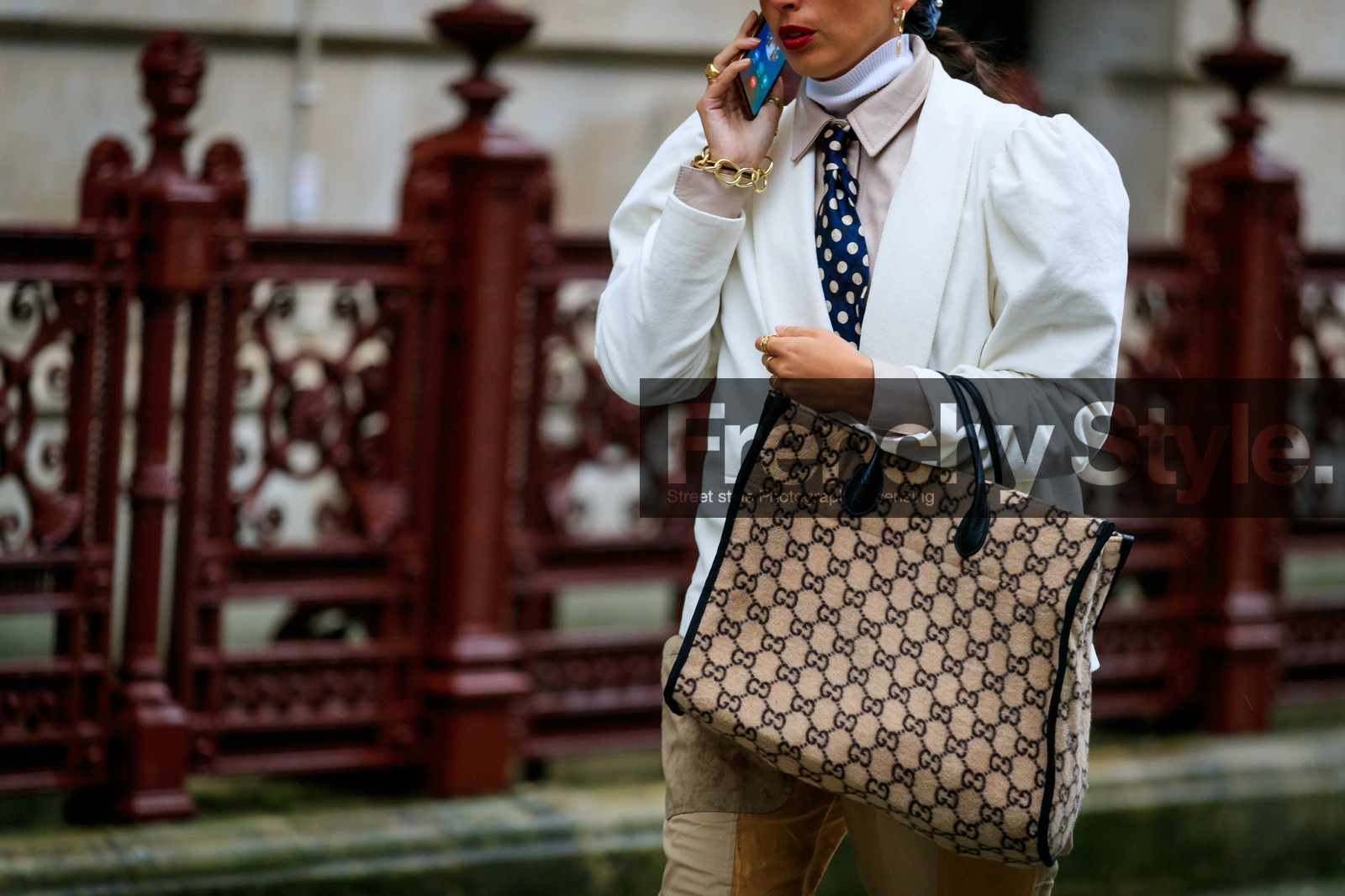 white jacket, balloon sleeves, velvet jacket, beige leather shirt, polka dots tie, navy blue tie, monogrammed bag, beige bag, big bag, gucci bag, hand bag, fashion week, frenchystyle, FW, jonathan paciullo, street style, LFW, LONDON, AUTUMN WINTER 2020-2021, FALL WINTER 2020-2021, FW 20-21, horizontal, atmosphere details, detail