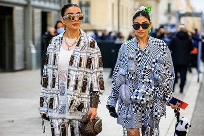 louis vuitton, sunglasses, white sunglasses, chained necklace, locked necklaces, white top, silk shirt, silk pants, logo pants, logo shirt, printed shirt, printed pants, duck shape bag, louis vuitton bag, monogram bag, golden earrings, black sunglasses, assymetric dress, black and white dress, plushies dress, panda bag, fashion week, frenchystyle, FW, jonathan paciullo, street style, PFW, PARIS, menswear, FALL WINTER 2022-2023, AUTUMN WINTER 2022-2023, FW 22-23, atmosphere details, detail, horizontal