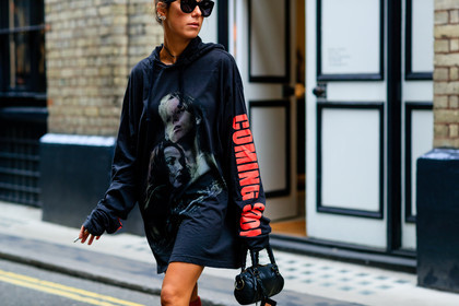 atmosphere details, black bag, black sweater, detail, earrings, fashion week, frenchystyle, FW, hoodie, horizontal, jonathan paciullo, leather bag, LFW, LONDON, printed sweater, SPRING SUMMER 2017, SS 17, street style, sunglasses, sweater dress, vêtements, woman