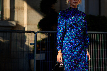 black bag, blue dress, cartier, clou bracelet, earrings, graphic dress, leather bag, printed dress, fashion week, frenchystyle, FW, jonathan paciullo, street style, PFW, PARIS, atmosphere details, horizontal, detail, AUTUMN WINTER 2018-2019, FALL WINTER 2018-2019, FW 18-19, caro daur