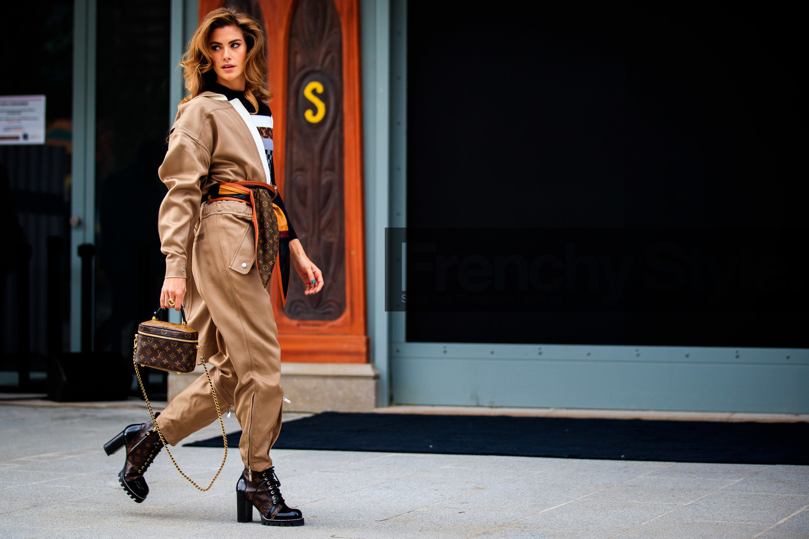 clara berry, striped pullover, monogrammed bag, monogrammed pullover, monogrammed belt, black pullover, brown pullover, checked pullover, brown leather bag, brown leather belt, beige leather jumpsuits, asymetrical jumpsuits, louis vuitton bag, louis vuitton belt, louis vuitton pullover, louis vuitton total look, louis vuitton jumpsuits, louis vuitton boots, monogrammed boots, brown leather boots, laced boots, striped belt, camel leather belt, PARIS, PFW, fashion week, frenchystyle, FW, jonathan paciullo, street style, SPRING SUMMER 2021, SS 21, horizontal, atmosphere details, full length