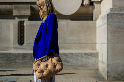 beige bag, blazer, blue jacket, jeanette madsen, leather bag, maison martin margiela, sunglasses, PARIS, PFW, street style, jonathan paciullo, FW, frenchystyle, fashion week, AUTUMN WINTER 2019-2020, AW 19-20, FALL WINTER 2019-2020, FW 19-20, horizontal, atmosphere details, detail
