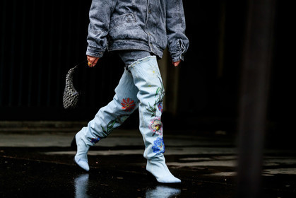 alexandra guerain, denim, denim boots, denim jacket, denim total look, grey jacket, grey jeans, light blue boots, high boots, floral embroidered boots, strassed boots, isabel marant jacket, isabel marant pants, dior bag, dior saddle bag, black bag, black leather bag, monogrammed bag, hand bag, fashion week, frenchystyle, FW, jonathan paciullo, street style, PFW, PARIS, horizontal, atmosphere details, detail