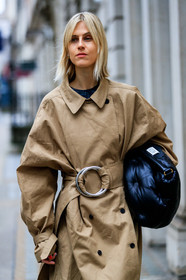 beige coat, black bag, leather bag, linda tol, maison martin margiela, trench coat, street style, jonathan paciullo, FW, frenchystyle, fashion week, LFW, LONDON, AUTUMN WINTER 2019-2020, AW 19-20, FW 19-20, FALL WINTER 2019-2020, vertical, atmosphere details, detail