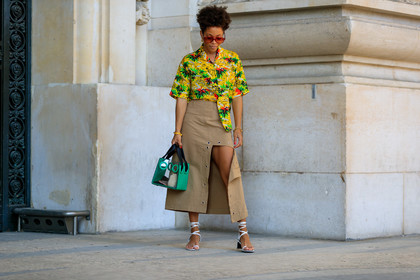 asymetric, beige skirt, floral, flowers, geometric, graphic bag, graphic shirt, green bag, leather bag, leather shoes, printed bag, printed shirt, sunglasses, transparent bag, tucked in, white shoes, yellow shirt, PARIS, PFW, street style, jonathan paciullo, FW, frenchystyle, fashion week, AUTUMN WINTER 2019-2020, AW 19-20, FALL WINTER 2019-2020, FW 19-20, horizontal, atmosphere details, full length