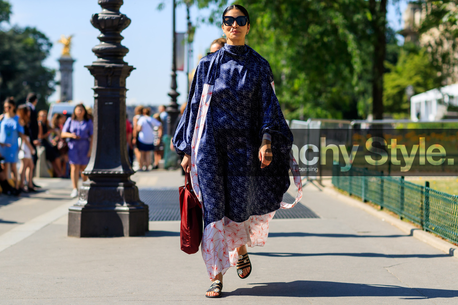 black sandals, blue dress, flowers, graphic dress, leather bag, leather shoes, printed dress, red bag, sunglasses, fashion week, frenchystyle, FW, jonathan paciullo, street style, PFW, PARIS, horizontal, atmosphere details, full length, AUTUMN WINTER 2018-2019, FALL WINTER 2018-2019, FW 18-19, caroline issa
