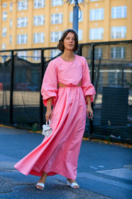pink dress, long sleeves dress, openwork dress, long dress, loose dress, white leather sandals, platform shoes, white leather bag, hand bag, mini bag, square shape bag, strassed headband, fashion week, frenchystyle, FW, jonathan paciullo, street style, vertical, full length