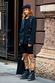 tatoo, tatoo all over, big sole boots, black leather boots, laced boots, metalic boots, black socks, legging shorts, bermuda pants, black total look, black shorts, black top, black jacket, black hat, black beret, adidas hat, street style, jonathan paciullo, FW, frenchystyle, fashion week, MFW, MILAN, SPRING SUMMER 2021, SS 21, vertical, full length