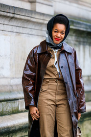 tamu mcpherson, brown leather coat, vinyl coat, polish coat, black scarf, white scarf, checked scarf, striped scarf, hair scarf, beige shirt, beige pants, fashion week, frenchystyle, FW, jonathan paciullo, street style, PFW, PARIS, vertical, atmosphere details, detail
