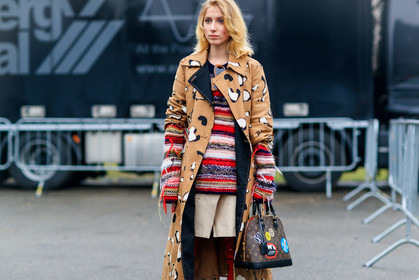 atmosphere details, AUTUMN WINTER 2017-2018, AW 17-18, beige coat, beige skirt, brown bag, detail, FALL WINTER 2017-2018, fashion week, frenchystyle, FW, FW 17-18, graphic bag, graphic coat, high boots, horizontal, jonathan paciullo, leather bag, louis vuitton, MFW, MILAN, monogram, multicolor sweater, printed bag, printed coat, red boots, street style, striped sweater, stripes, varnished leather shoes