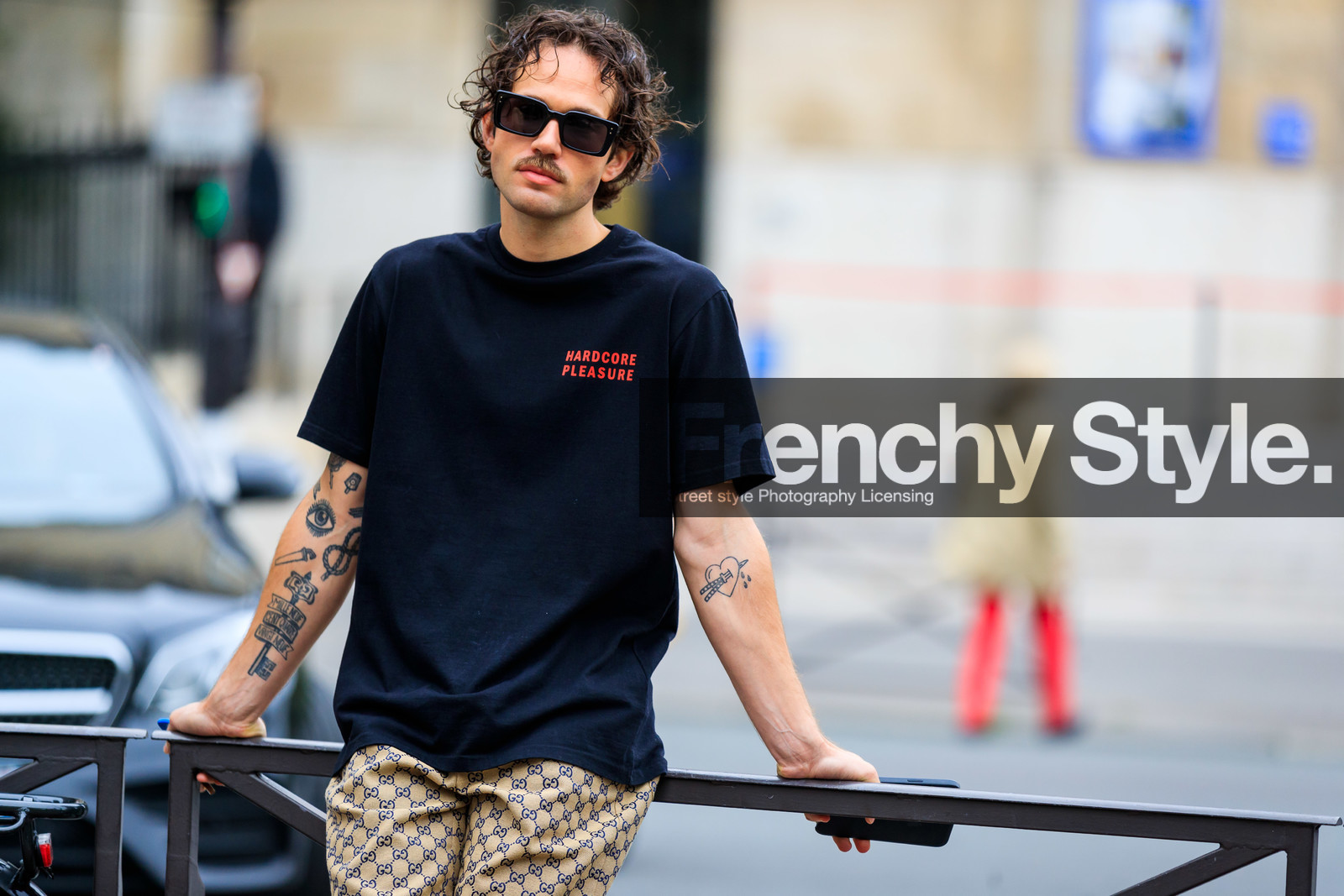 tatoo, tatoo detail, black t-shirt, letter printed t-shirt, red t-shirt, black sunglasses, square shape glasses, JS roques, fashion week, frenchystyle, FW, jonathan paciullo, street style, PFW, PARIS, SPRING SUMMER 2022, SS 22, horizontal, atmosphere details, detail