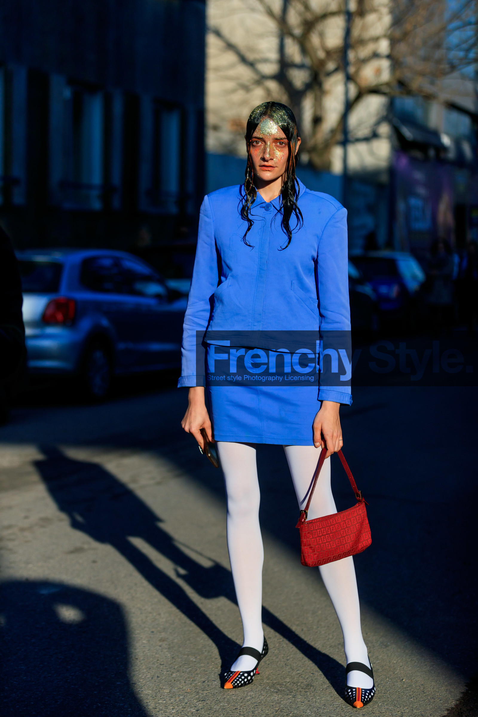 model, strassed make up, make up, make up details, glitter face, glitter hair, blue jacket, blue skirt, white tights, red leather bag, shoulder bag, orange eyeshadow, fashion week, frenchystyle, FW, jonathan paciullo, street style, MFW, MILAN, AUTUMN WINTER 2020-2021, FALL WINTER 2020-2021, FW 20-21, vertical, full length