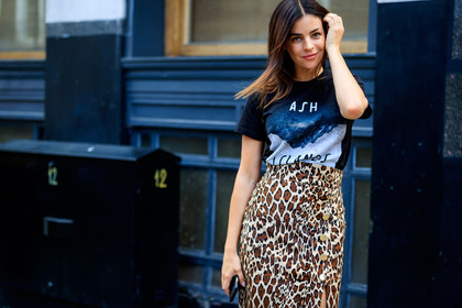 animal print, black t shirt, brown skirt, graphic skirt, julia restoin roitfeld, julia restoin roitfield, leopard, printed skirt, printed t shirt, fashion week, frenchystyle, FW, jonathan paciullo, street style, LFW, LONDON, SPRING SUMMER 2019, SS 19, atmosphere details, horizontal, detail
