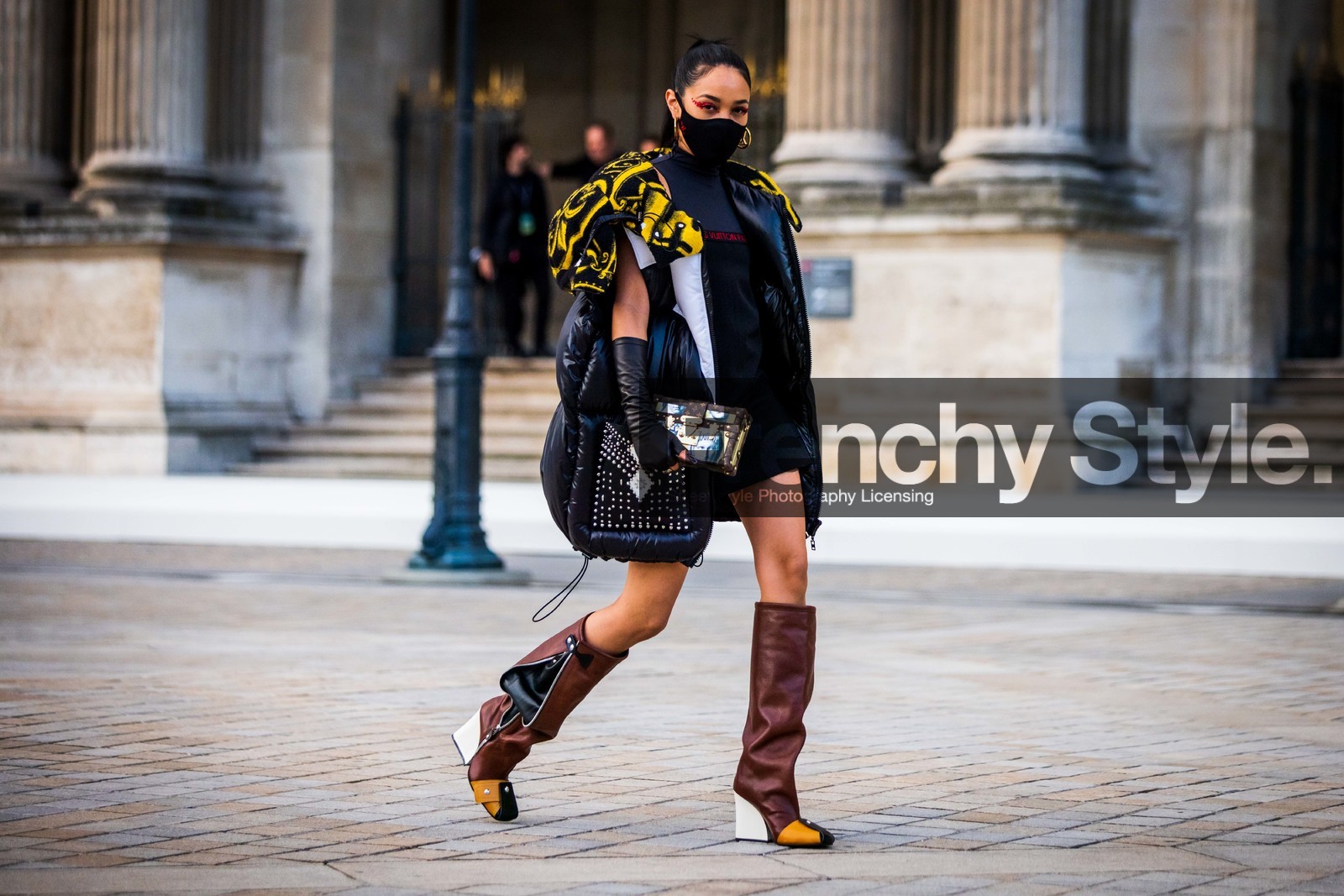 Aleali May, black dress, black gloves, black mitten, black puffer, boots, brown boots, brown clutch, clutch, color, facial mask, gloves, high boots, leather boots, leather mitten, logo print, louis vuitton clutch, louis vuitton look, mitten, oversize coat, pink makeup, print, puffer, sleeveless puffer, studs, fashion week, frenchystyle, FW, jonathan paciullo, street style, PFW, PARIS, SPRING SUMMER 2022, SS 22, horizontal, atmosphere details, full length