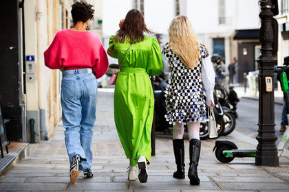 alice violier, green dress, neon green dress, silk dress, satin dress, high collar dress, long dress, long sleeves dress, back details, pink cardigan, light blue jeans, plaited bag, plastic dress, metalic dress, short sleeves dress, paco rabanne dress, embroidered dress, sequins dress, navy blue dress, white dress, white shirt, white tights, black leather boots, high boots, flat boots, PARIS, PFW, fashion week, frenchystyle, FW, jonathan paciullo, street style, SPRING SUMMER 2021, SS 21, horizontal, atmosphere details, full length