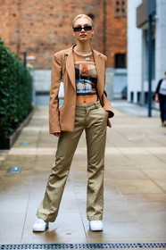 beige jacket, kaki pants, printed top, picture printed top, cropped top, nose piercing, square shape glasses, black sunglasses, 90's look, white leather sneakers, nike shoes, golden earrings, golden necklace, multi necklace, street style, jonathan paciullo, FW, frenchystyle, fashion week, MFW, MILAN, SPRING SUMMER 2021, SS 21, vertical, full length