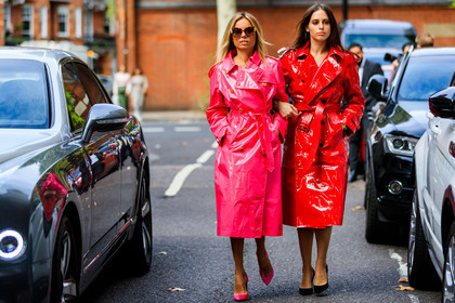 black shoes, leather coat, leather shoes, pink coat, pink shoes, red coat, sunglasses, trench coat, fashion week, frenchystyle, FW, jonathan paciullo, street style, LFW, LONDON, SPRING SUMMER 2019, SS 19, atmosphere details, horizontal, full length
