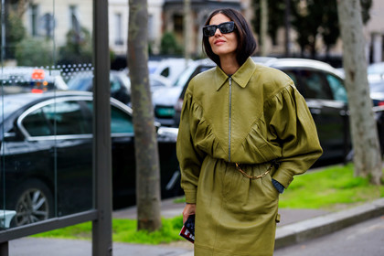 alessandra ambrosio, kaki leather jacket, kaki leather skirt, zipped jacket, mid long skirt, belted skirt, metalic belt, golden chain belt, square shape glasses, scale sunglasses, miu miu jacket, miu miu skirt, fashion week, frenchystyle, FW, jonathan paciullo, street style, PFW, PARIS, horizontal, atmosphere details, detail