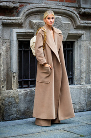 beige coat, oversize coat, max mara coat, white leather bag, big chain strap bag, golden chain strap bag, bottega veneta bag, shoulder bag, caro daur, street style, jonathan paciullo, FW, frenchystyle, fashion week, MFW, MILAN, SPRING SUMMER 2021, SS 21, vertical, full length