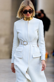 xenia adonts, aviator sunglasses, tom ford sunglasses, white jacket, long jacket, belted jacket, jacket dress, white leather belt, golden chocker, big chocker, big necklace, elie saab jacket, elie saab dress, elie saab look, elie saab belt, fashion week, frenchystyle, FW, jonathan paciullo, street style, PFW, PARIS, vertical, atmosphere details, detail