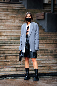 alice barbier, grey jacket, oversize jacket, white shirt, black leather bag, black leather shorts, black leather boots, black polish boots, polish boots, laced boots, flat boots, square shape bag, coperni bag, hand bag, silvered chain strap bag, cropped top, black top, black bra, asymmetrical top, big sole boots, black leather bermuda shorts, covid face mask, fashion week, frenchystyle, FW, jonathan paciullo, street style, PFW, PARIS, SPRING SUMMER 2021, SS 21, vertical, full length