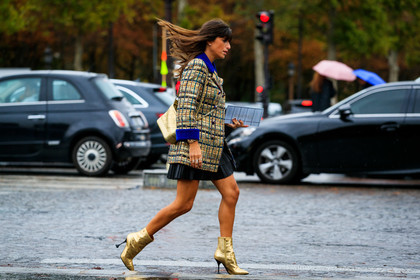 tweed jacket, golden jacket, lurex jacket, blue jacket, velvet jacket, corduroy jacket, golden bag, golden boots, animal skin boots, low boots, high heels boots, quilted bag, crossbody bag, chain strap bag, black skirt, mini skirt, pleated skirt, PARIS, PFW, SPRING SUMMER 2020, SS 20, fashion week, frenchystyle, FW, jonathan paciullo, street style, horizontal, atmosphere details, full length