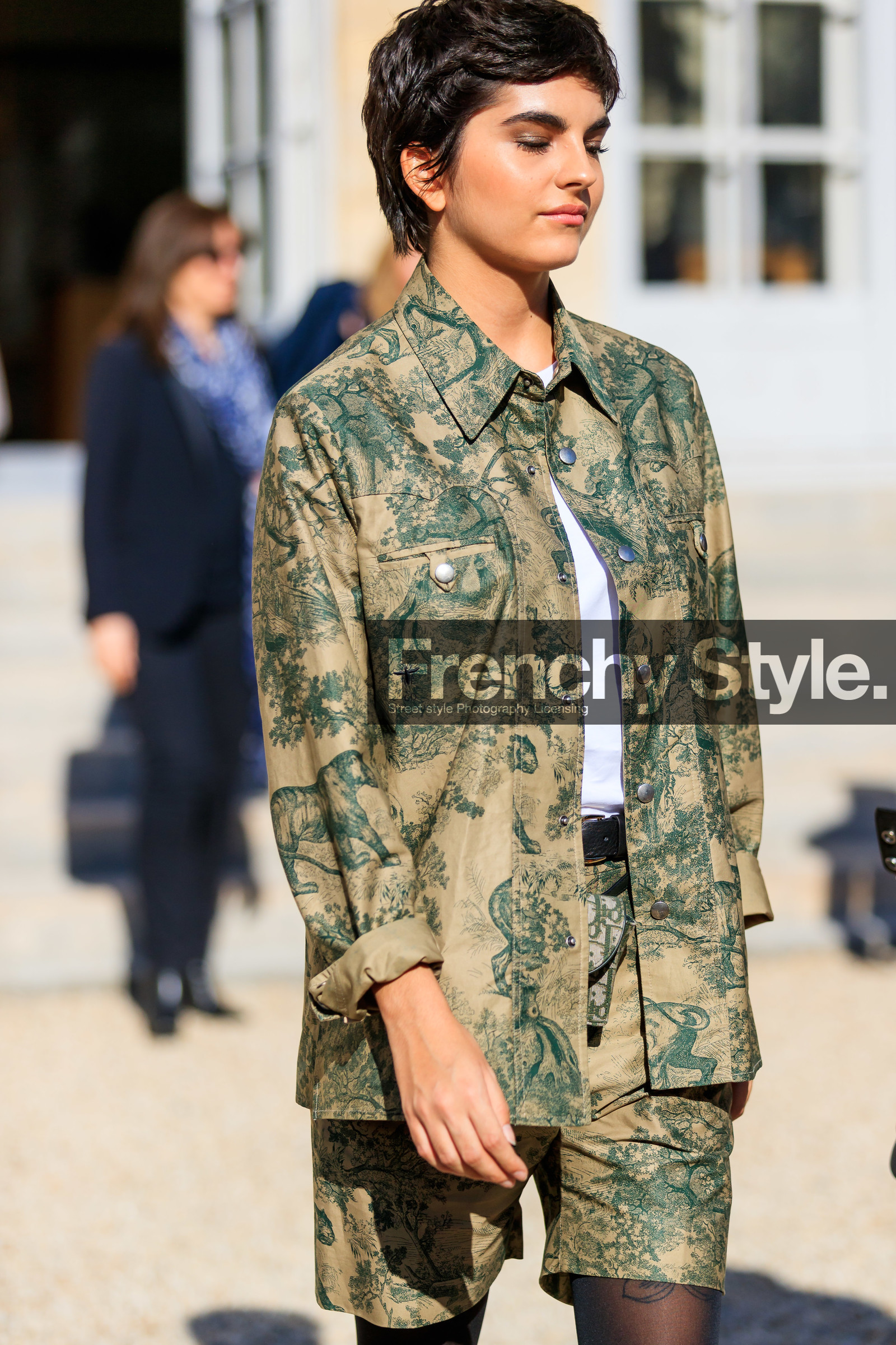 brown shirt, brown shorts, christian dior, graphic jacket, printed jacket, printed shirt, printed shorts, fashion week, frenchystyle, FW, jonathan paciullo, street style, PFW, PARIS, AUTUMN WINTER 2019-2020, AW 19-20, FALL WINTER 2019-2020, FW 19-20, vertical, atmosphere details, detail