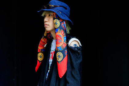 black jacket, blue hat, multicolor scarf, printed scarf, red scarf, sunglasses, fashion week, frenchystyle, FW, jonathan paciullo, street style, LFW, LONDON, SPRING SUMMER 2019, SS 19, atmosphere details, horizontal, detail