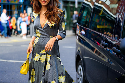 bracelet, floral, flowers, graphic dress, grey dress, leather bag, printed dress, rings, tamara kalinic, yellow bag, fashion week, frenchystyle, FW, jonathan paciullo, street style, LFW, LONDON, SPRING SUMMER 2019, SS 19, atmosphere details, horizontal, detail