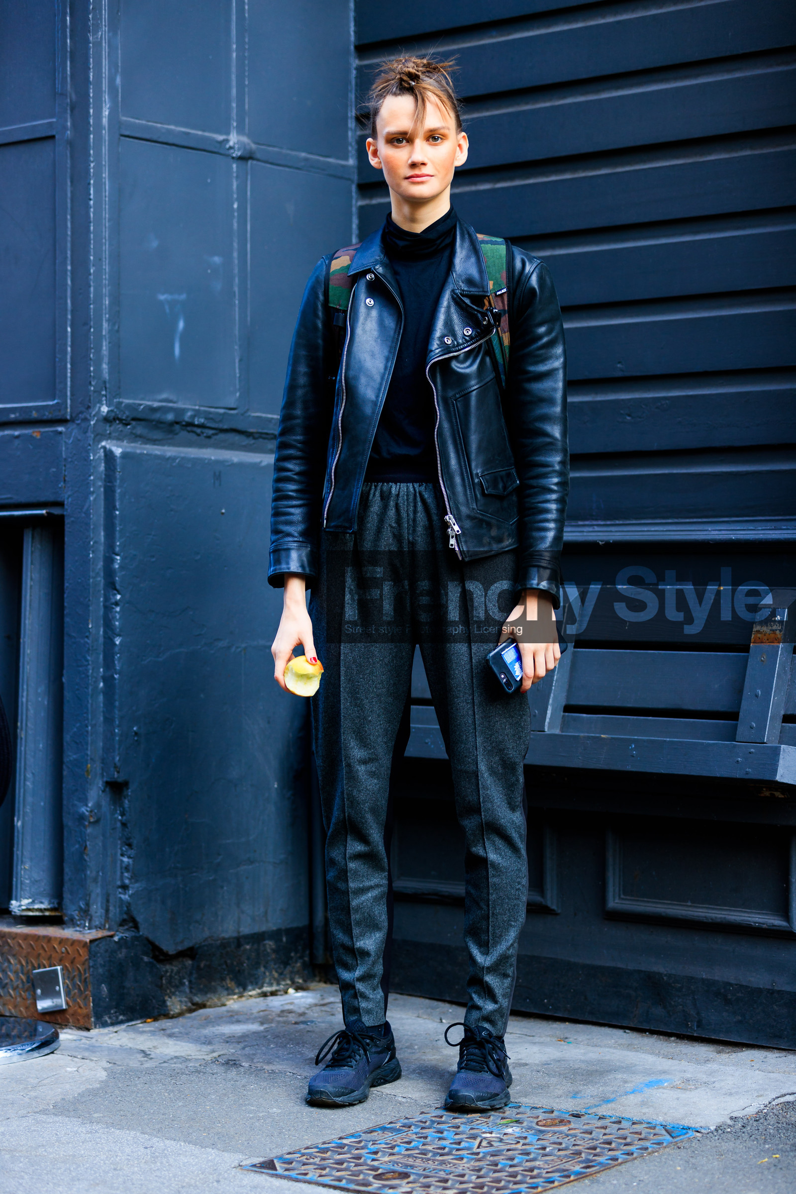 black jacket, black perfecto, black shoes, black sneakers, black sweater, Daniela Kocianova, grey pants, hairstyle, leather jacket, leather perfecto, leather shoes, model, sweatpants, tone on tone, total look black, trousers, fashion week, frenchystyle, FW, jonathan paciullo, street style, LFW, LONDON, SPRING SUMMER 2019, SS 19, vertical, full length