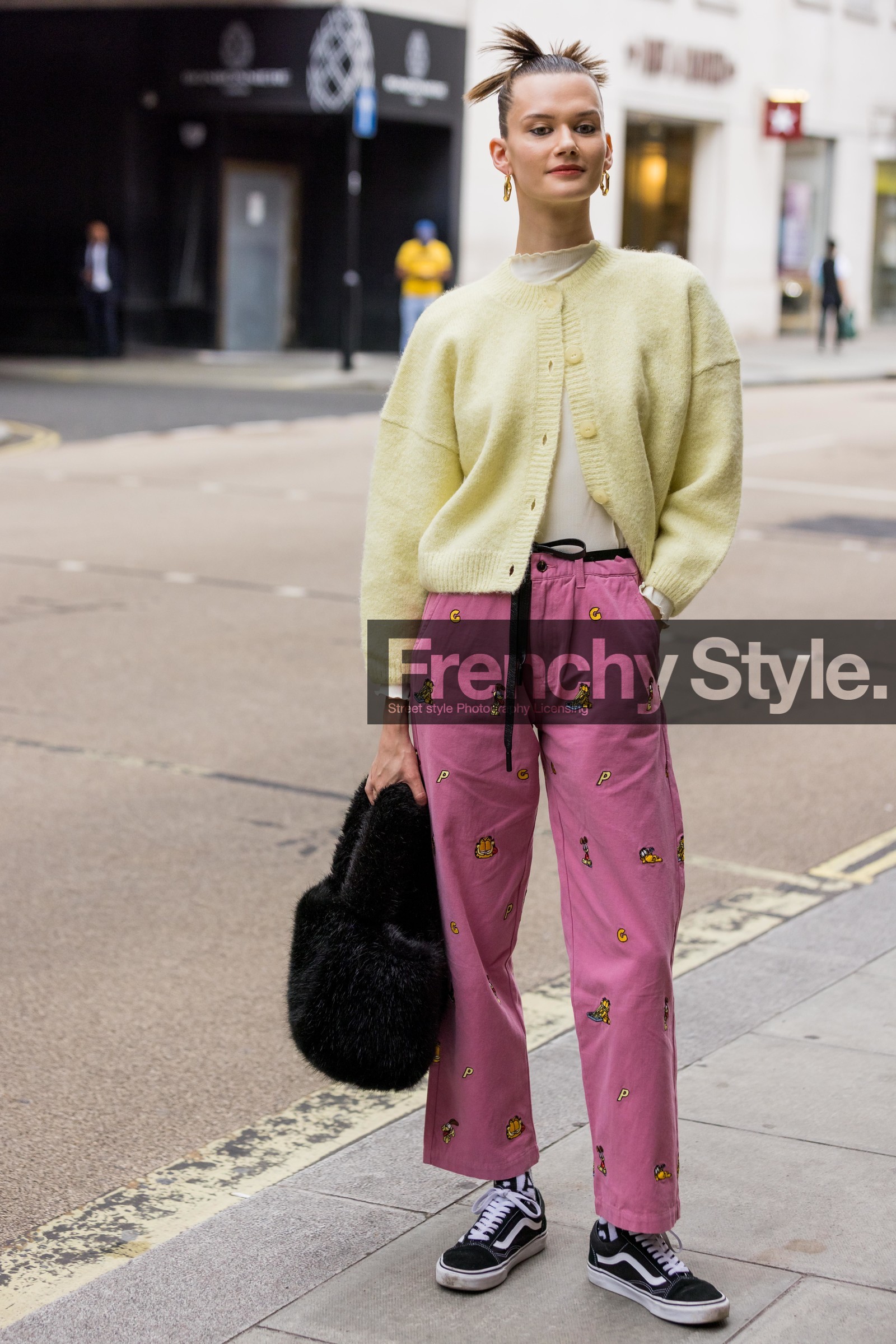 Daniela Kocianova, knits, cardigan, yellow, pink, trousers, pants, high waisted, vans, black, cabas bag, furry bag, handbag, loops, print, fashion week, frenchystyle, FW, jonathan paciullo, street style, SPRING SUMMER 2022, SS 22, LFW, LONDON, vertical, full length, model