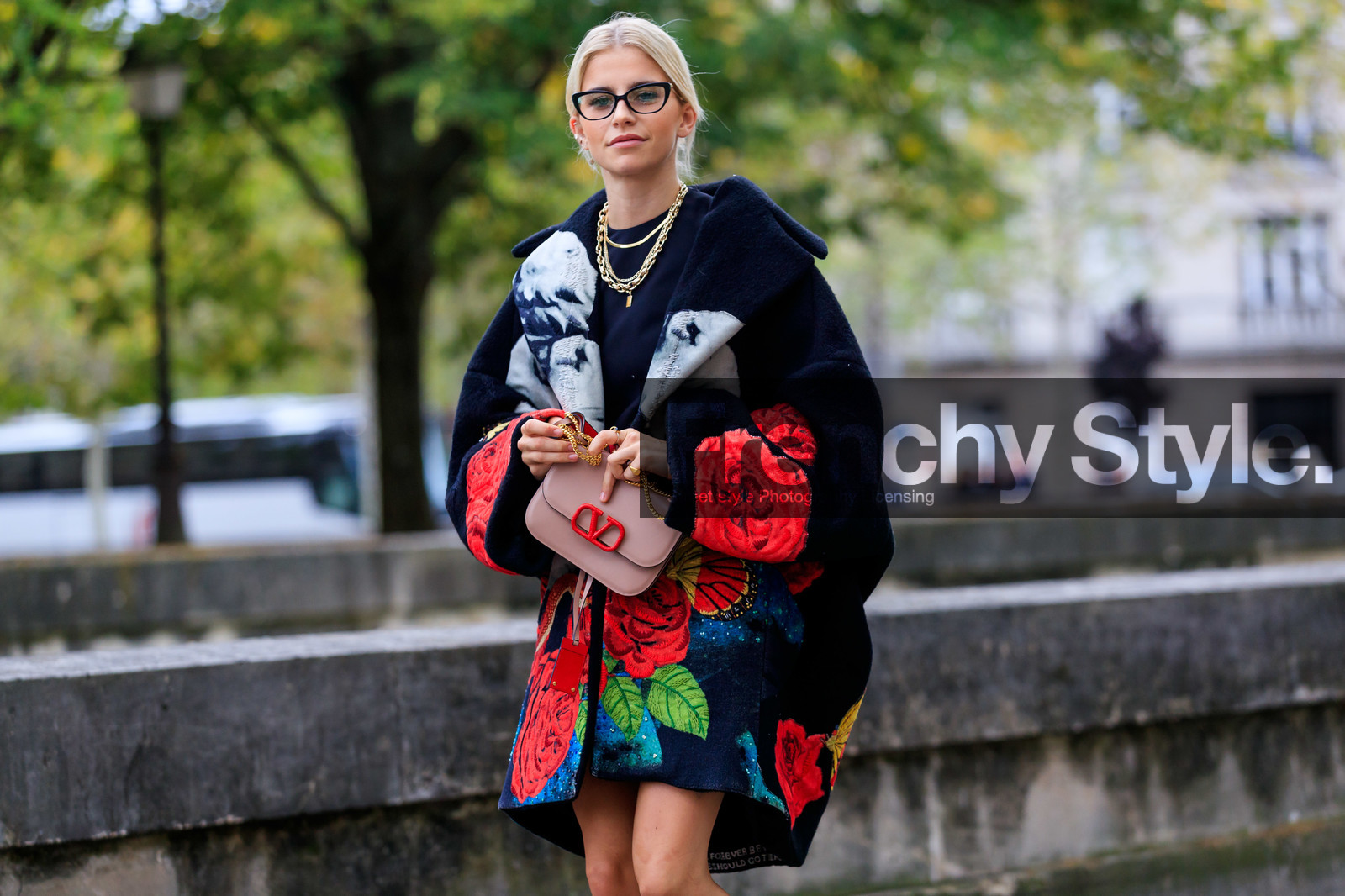 tamu mcpherson, valentino bag, black coat, black glasses, butterfly sunglasses, floral printed coat, red coat, strassed coat, embroidered coat, multi necklace, golden necklace, chain necklace, light pink leather bag, valentino look, valentino coat, PARIS, PFW, SPRING SUMMER 2020, SS 20, fashion week, frenchystyle, FW, jonathan paciullo, street style, horizontal, atmosphere details, detail