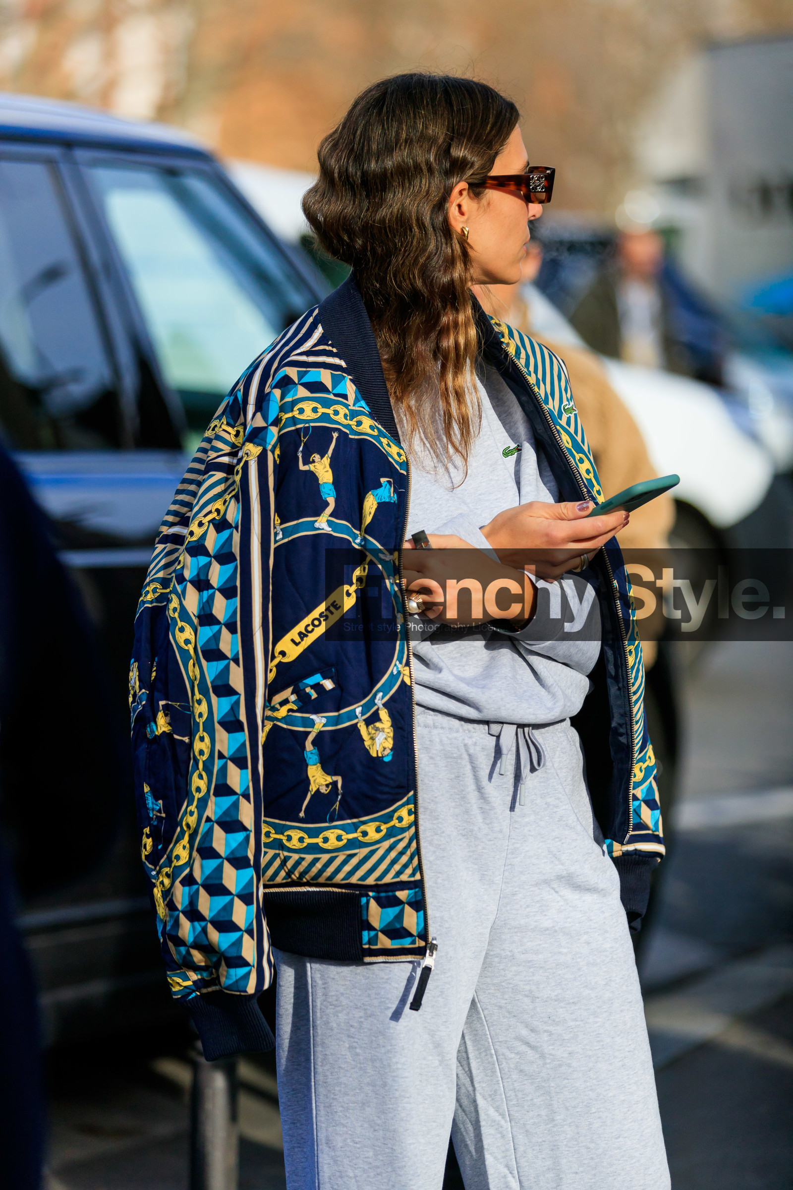 jen wonders, light grey pants, light grey sweatshirt, navy blue jacket, green jacket, yellow jacket, printed jacket, zipped jacket, loewe sunglasses, scale sunglasses, square shape glasses, lacoste jacket, lacoste pants, lacoste sweatshirt, sportswear, jogging pants, striped jacket, geometrical printed jacket, fashion week, frenchystyle, FW, jonathan paciullo, street style, PFW, PARIS, vertical, atmosphere details, detail