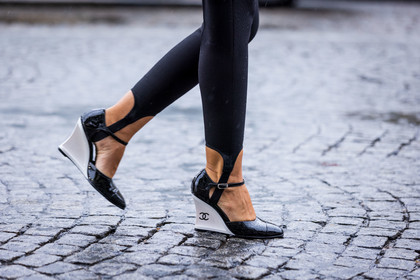 legging, black legging, close-up, sandals, black sandals, chanel sandals, details, fashion week, frenchystyle, FW, jonathan paciullo, street style, PFW, PARIS, SPRING SUMMER 2022, SS 22, horizontal, atmosphere details