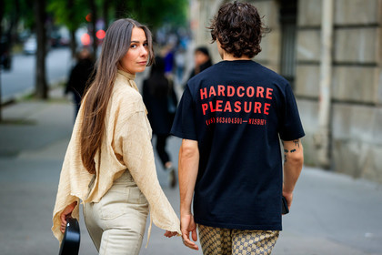 nude blouse, light beige blouse, beige blouse, cropped blouse, high collar blouse, high collar, high waist jeans, beige jeans, denim, striped blouse, back details, black t-shirt, letter printed t-shirt, red t-shirt, tatoo, tatoo detail, alice & j.s, alice barbier, JS roques, fashion week, frenchystyle, FW, jonathan paciullo, street style, PFW, PARIS, SPRING SUMMER 2022, SS 22, horizontal, atmosphere details, detail