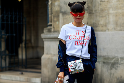 blue jacket, blue pants, graphic bag, leather bag, message, off the shoulder, paint, printed bag, printed t shirt, stains, sunglasses, white bag, white t shirt, PFW, fashion week, frenchystyle, FW, jonathan paciullo, street style, PARIS, horizontal, atmosphere details, detail, AUTUMN WINTER 2018-2019, FALL WINTER 2018-2019, FW 18-19, leaf greener
