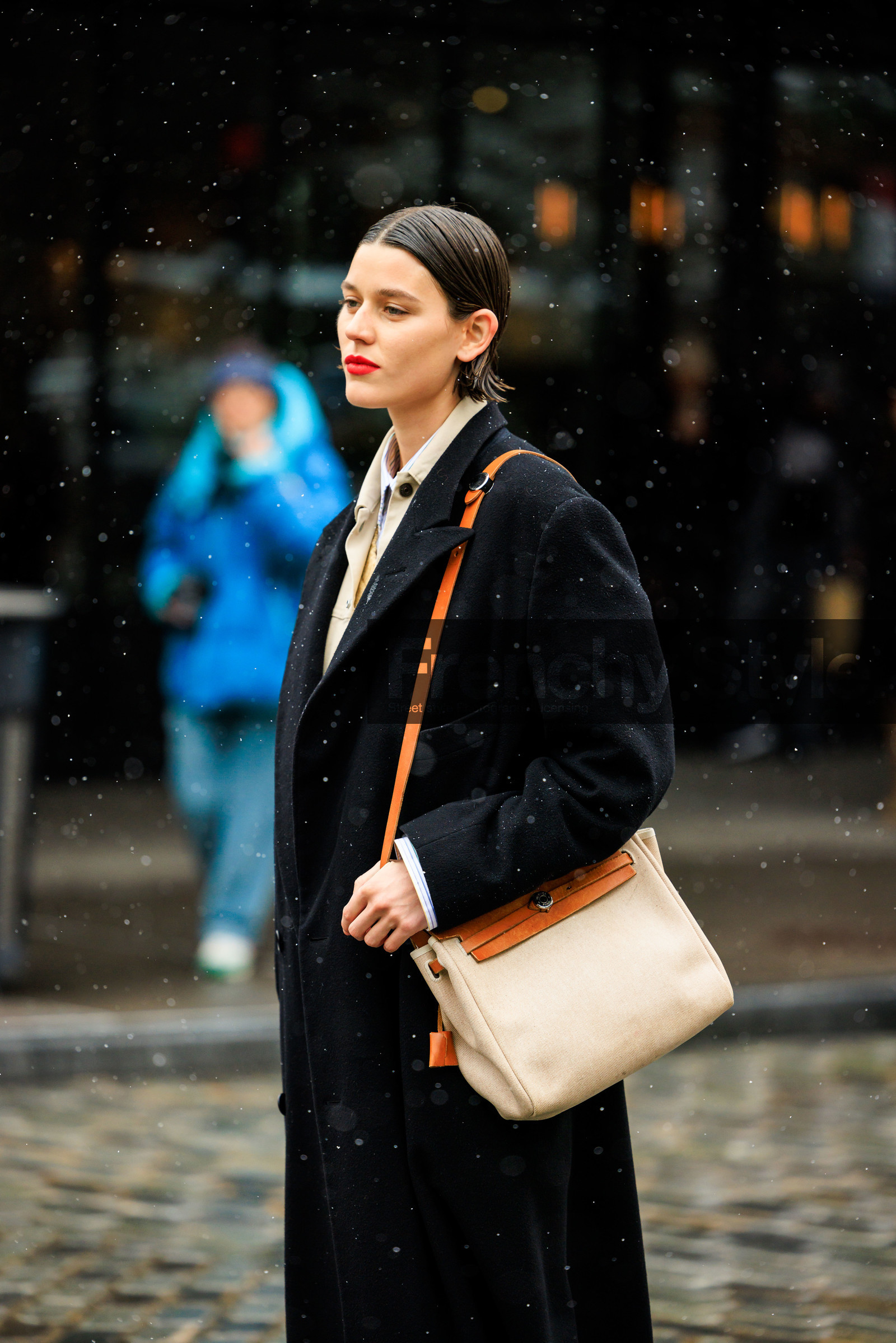 black coat, winter coat, hermes handbag, crossbody bag, hermes crossbody, short hair, red lips, casual chic style, fashion week, frenchystyle, FW, jonathan paciullo, street style, NYFW, NEW YORK, AUTUMN WINTER 2022-2023, FALL WINTER 2022_2023, FW 22-23, vertical, atmosphere details