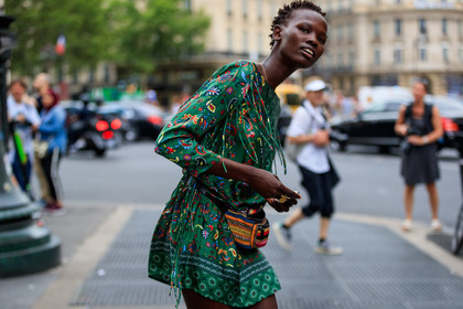 fanny pack, graphic bag, graphic dress, green dress, leather bag, multicolor bag, printed bag, printed dress, short hair, fashion week, frenchystyle, FW, jonathan paciullo, street style, PFW, PARIS, atmosphere details, horizontal, detail, model, AUTUMN WINTER 2018-2019, FALL WINTER 2018-2019, FW 18-19