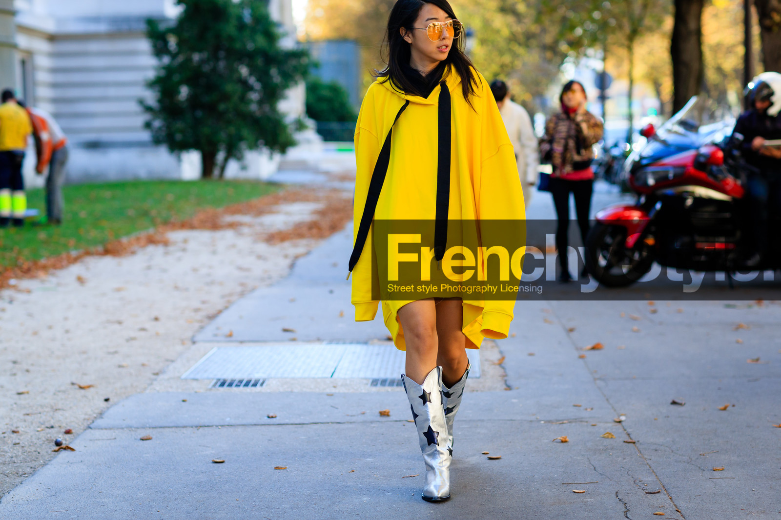 atmosphere details, cowboy boots, detail, fashion week, frenchystyle, FW, hoodie, horizontal, jonathan paciullo, leather shoes, oversize, PARIS, PFW, printed shoes, shiny boots, silver shoes, SPRING SUMMER 2017, SS 17, stars, street style, sunglasses, yellow sweater, yuyu zhangzou