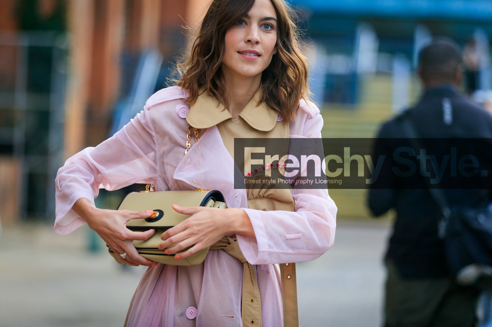 alexa chung, light pink tren coat, beige trench coat, bicolor trench coat, ruffle trench coat, sheer trench coat, beige leather bag, shoulder bag, golden chain strap bag, gucci bag, fashion week, frenchystyle, FW, jonathan paciullo, street style, atmosphere details, horizontal, detail
