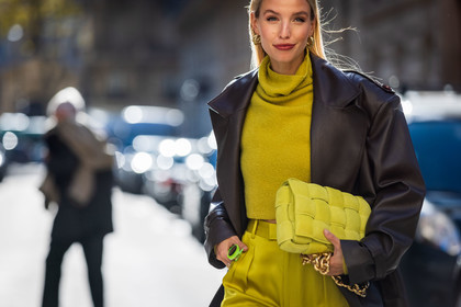 bag, bottega veneta bag, brown coat, chain bag, coat, green bag, green pants, green turtleneck, leather coat, Leonie Hanne, sunglasses, turtleneck, street style, jonathan paciullo, FW, frenchystyle, fashion week, PFW, PARIS, SPRING SUMMER 2022, SS 22, horizontal, atmosphere details