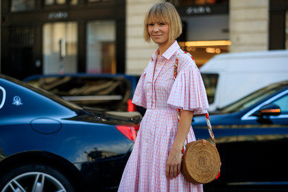 beige bag, graphic dress, leather bag, pink dress, pleated dress, pleats, printed dress, fashion week, frenchystyle, FW, jonathan paciullo, street style, PFW, PARIS, atmosphere details, horizontal, detail, AUTUMN WINTER 2018-2019, FALL WINTER 2018-2019, FW 18-19, lisa aiken