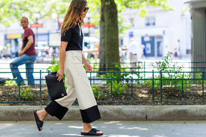 atmosphere details, black bag, black clutch, black polo, black sandals, black top, céline, fashion week, frenchystyle, FW, horizontal, jonathan paciullo, loewe, MENSWEAR, PARIS, PFW, ray ban, SPRING SUMMER 2017, SS 17, street style, sunglasses, trousers, white pants, wide pants