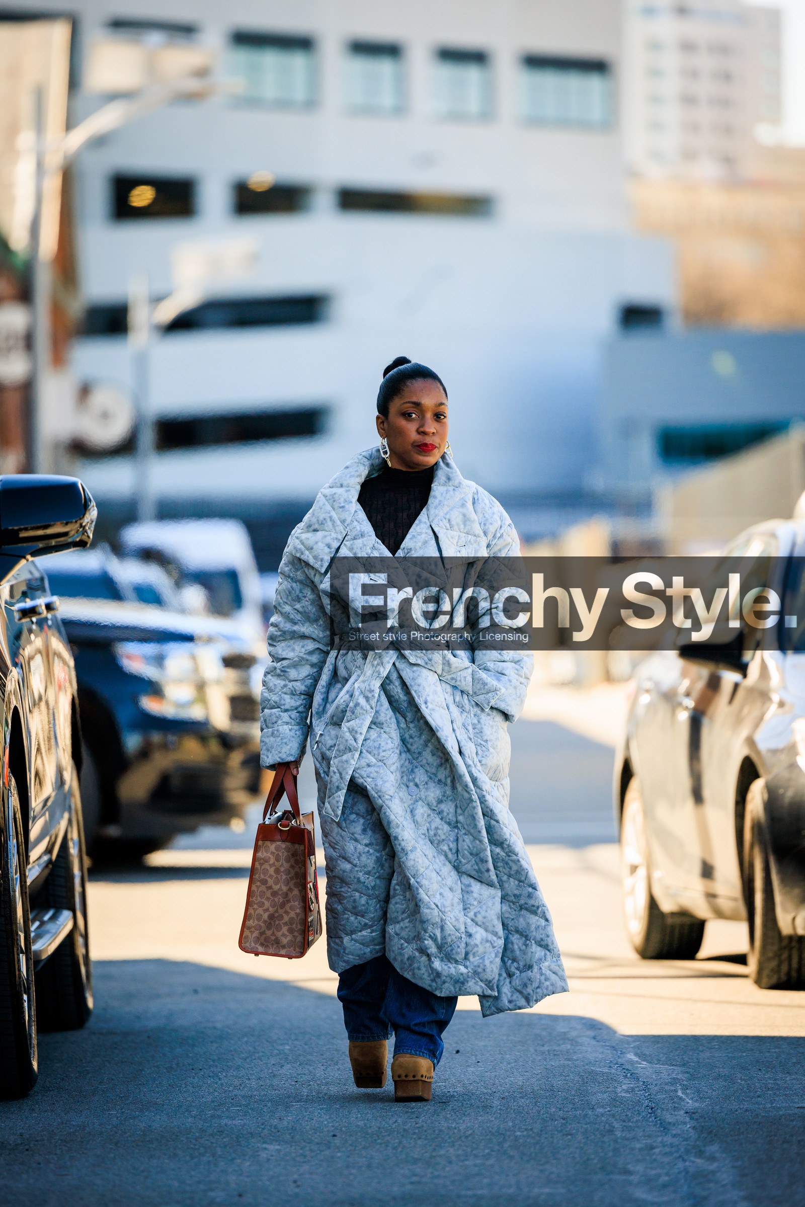 overzised winter jacket, brown puffed jacket, printed winter jacket, pendant earrings, coach cabas bag, brown cabas bag, chunky boots, brown platform boots, jeans, rajni jacques, street style, jonathan paciullo, FW, frenchystyle, fashion week, NYFW, NEW YORK, AUTUMN WINTER 2022-2023, FALL WINTER 2022_2023, FW 22-23, vertical, full length